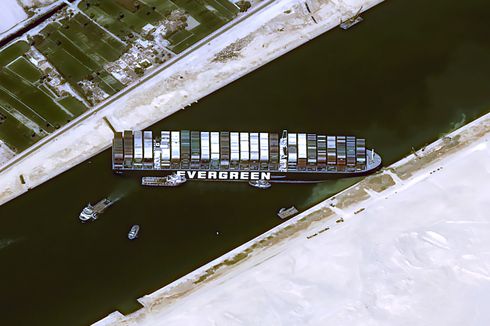 [Foto] Kapal Ever Given Terjebak di Terusan Suez Tertangkap dari Luar Angkasa