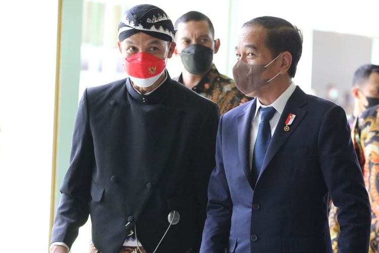 Gubernur Jawa Tengah Ganjar Pranowo bersama Presiden RI Joko Widodo di Pura Mangkunegaran, Surakarta, Sabtu (12/3/2022)
