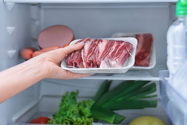 Ilustrasi menyimpan daging di dalam kulkas