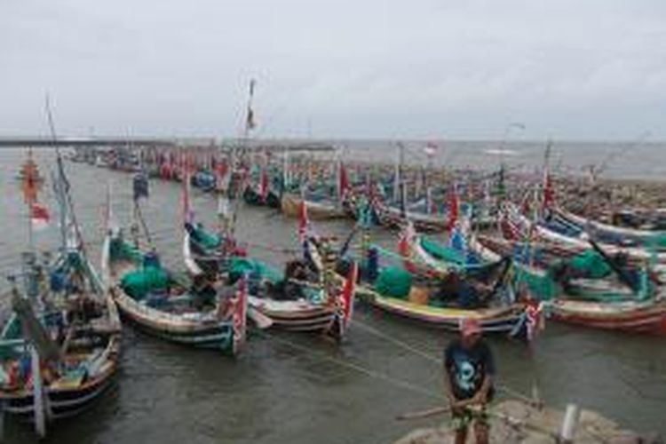 Ratusan perahu nelayan di Pelabuhan Kalbut bersandar di dermaga. Para nelayan tak berani melaut selama dua pekan akibat cuaca ekstrem.  