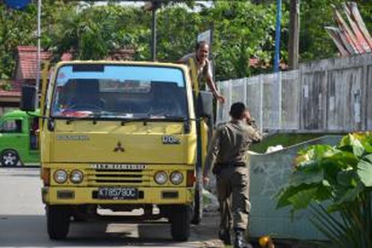 Petugas Satpol PP Kota Samarinda segera menggelar operasi yustisi, Selasa (20/5/2014).