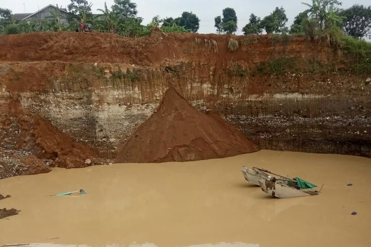 Lokasi galian pasir yang menimbun seorang pekerja di Kabupaten Cianjur, Jawa Barat. Petugas gabungan BPBD dan kepolisian masih melakukan pencarian korban.