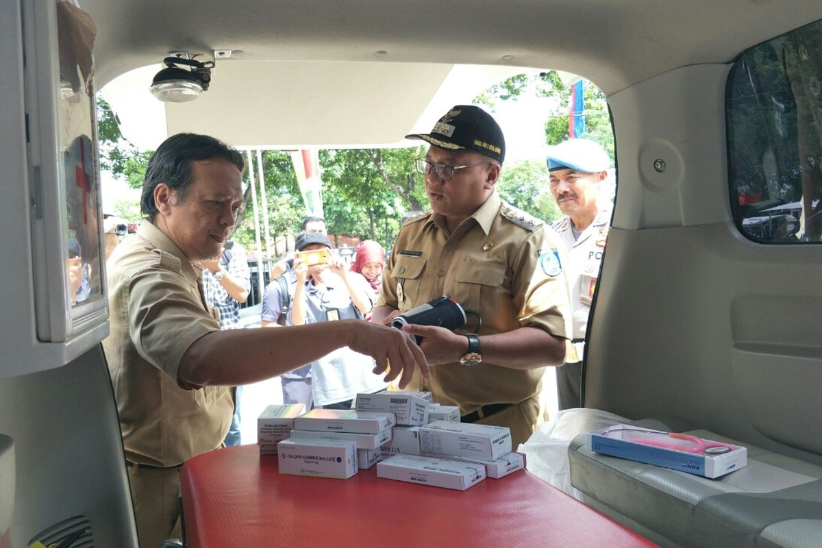 Kepala UPT Puskesmas Beji, Hendrik Alamsyah, dan Wakil Wali Kota Depok Pradi Supriatna melakukan pengecekan obat untuk petugas KPPS Pemilu 2019, di Balai Rakyat Beji, Depok, Senin (22/4/2019).