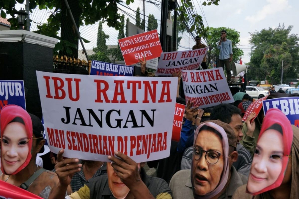 Aksi Massa penuhi Jalan Ampera Raya, Jakarta Selatan tepatnyya di depan Pengadilan Negeri Jakarta Selatan saat sidang Perdana Ratna Sarumpaet berlangsung, Kamis (28/2/2019).