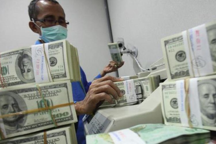 Petugas memverifikasi uang dollar AS di cash center Bank Mandiri.