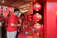 Perayaan Imlek di Vihara Dharma Bakti: Berdoa, Lepas Burung untuk Simbol Kebebasan, dan Pengamen Bernyanyi Lagu China