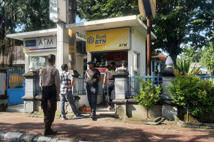 Satreskrim Polresta Solo sedang melakukan olah TKP kasus pembobolan mesin ATM di Kota Solo, Jawa Tengah pada Rabu (3/4/2024)