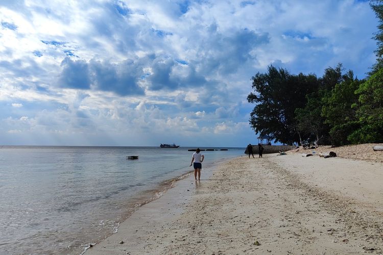 Pantai Cemara di Wangi-wangi, Sulawesi Tenggara.
