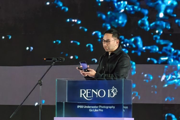 Head of PR Oppo Indonesia, Arga Simanjuntak mendemonstrasikan fitur IP69 di acara peluncuran Oppo Reno 13 Series di Jakarta, Kamis (16/1/2025)