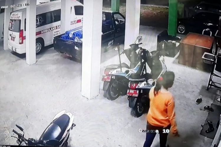 Foto rekaman CCTV Dinas Kesehatan Kota Tasikmalaya yang menunjukkan pelaku mencuri uang dan 2 ponsel milik PNS di Kantor Pelayanan 119 Sicetar pada Rabu (28/7/2021) dini hari.