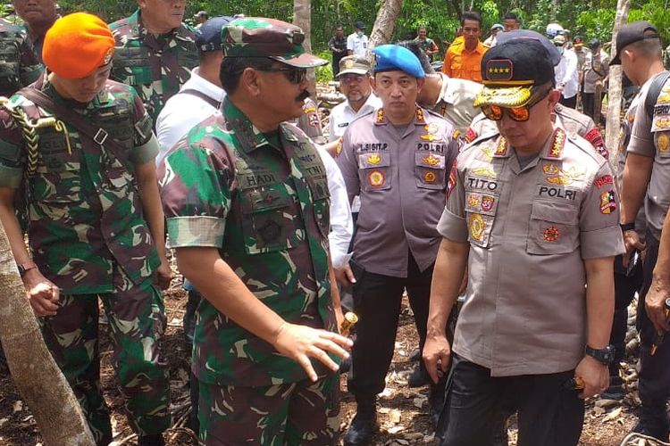 Panglima TNI Marsekal Hadi Tjahjanto dan Kapolri Jenderal Polisi Tito Karnavian saat meninjau lokasi lahan bekas terbakar di Kecamatan Rupat, Kabupaten Bengkalis, Riau, Rabu (13/3/2019).