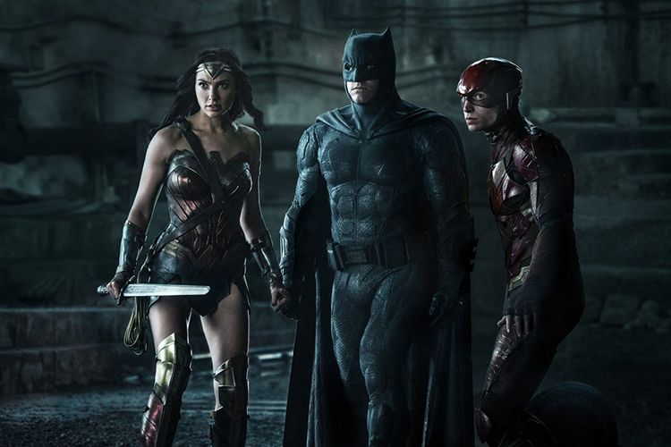 Ben Affleck (Batman), Gal Gadot (Wonder Woman), dan Ezra Miller (The Flash) beraksi dalam Justice League (2017)