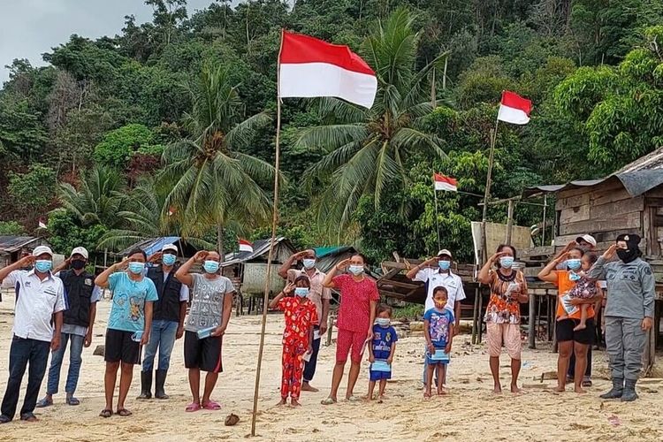 HUT RI Ke-76, warga perbatasan Indonesia-Malaysia-Singapura di Pulau Karimun Anak juga laksanakan upacara 17 Agustus, walau dilakukan dengan sangat sederhana. 