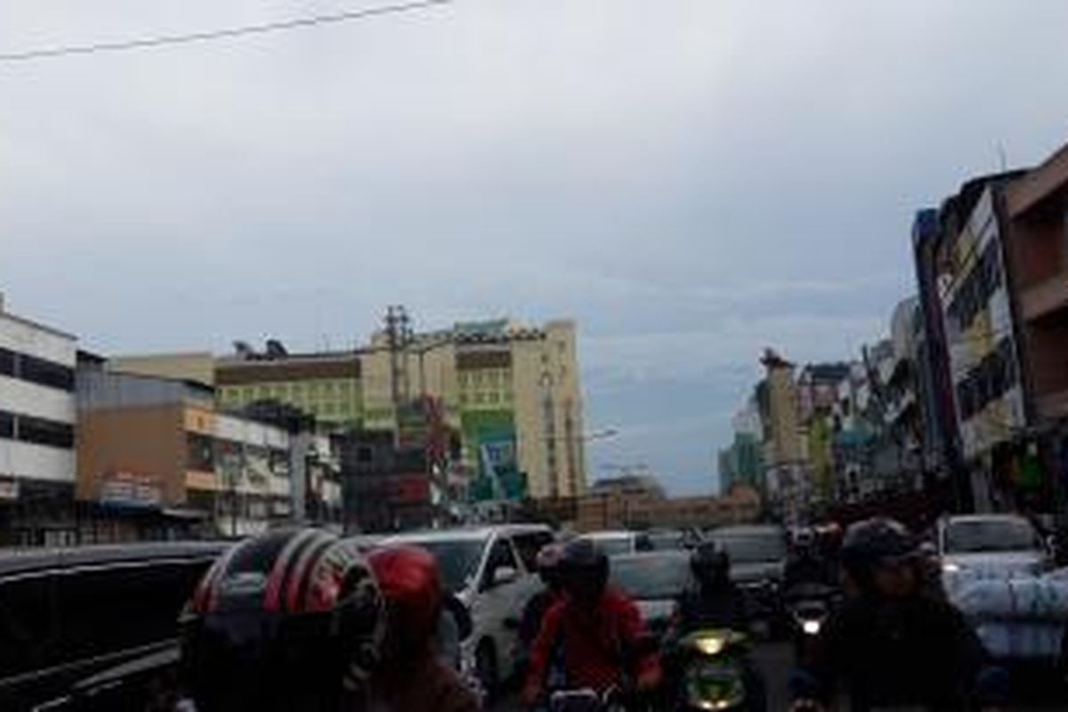 Jalan KH Mas Mansyur mulai dipadati kendaraan menjelang penutupan Jalan Sudirman - Thamrin pagi ini, Kamis (23/4/2015).