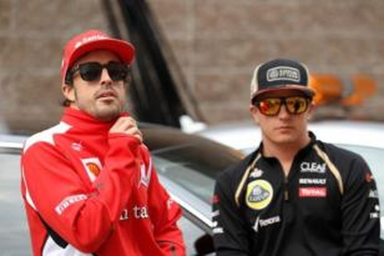 Pebalap Ferrari asal Spanyol, Fernando Alonso (kiri), berdiri berdampingan dengan Kimi Raikkonen dari Finlandia yang kini membela tim Lotus. Musim depan, mereka akan membalap bersama untuk Ferrari.