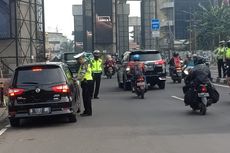 Langgar Ganjil Genap di Simpang Tomang, Belasan Pengemudi Mobil Ditilang