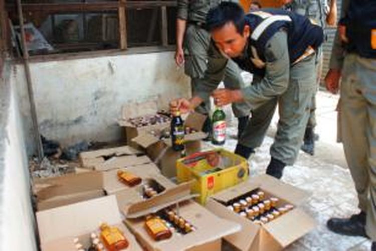 Petugas Satpol PP Kabupaten Cirebon, mengamankan puluhan dus miras di dalam kios gudang penyimpanan miras, di Pasar Palimanan, Kecamatan Palimanan, Kabupaten Cirebon, Sabtu Siang (20/9/2014).