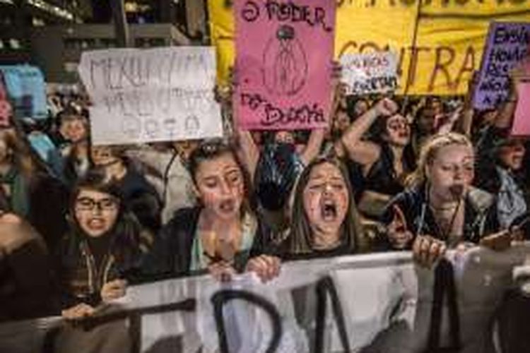 Aktivis perempuan di Sao Paulo, Brazil, berunjuk rasa untuk mengecam perkosaan atas gadis 16 tahun di penggiran Rio  de Janeiro.