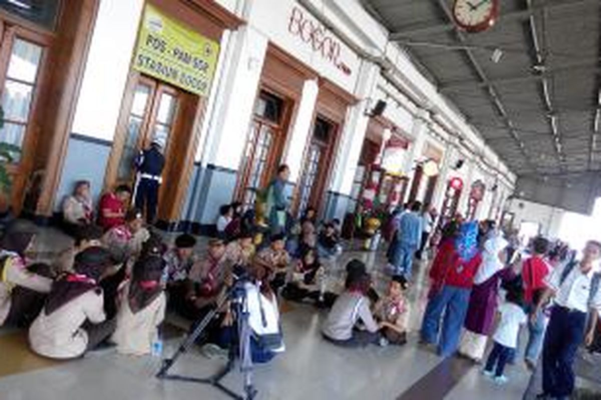 Puluhan anggota pramuka tingkat SMA sederajat kwartir cabang (Kwarcab) Bogor, siap memandu peringatan upacara HUT ke-70 Republik Indonesia di gerbong KRL, Senin (17/8/2015) pagi.