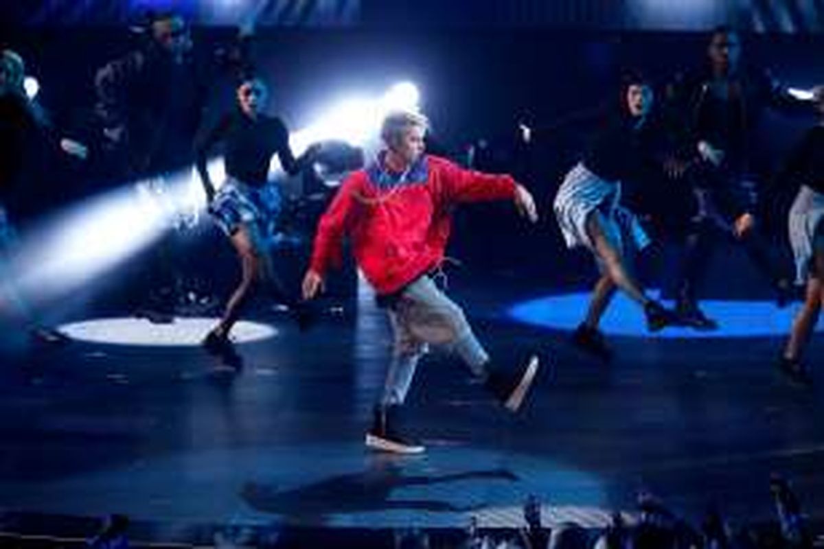 Justin Bieber tampil di pergelaran iHeartRadio Music Awards di The Forum, Inglewood, California, Minggu (3/4/2016).