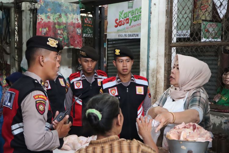 Anggota Polres Salatiga melakukan sosialisasi peningkatan kewaspadaan peredaran uang palsu