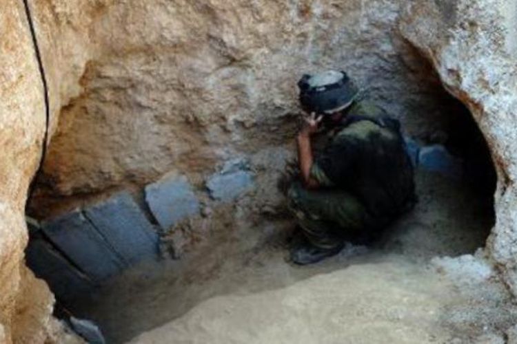Tentara Israel, Minggu (21/10/2013), menemukan sebuah terowongan dari jalur Gaza ke wilatah Israel. Hamas kemudian mengatakan terowongan itu dibuat untuk menculik tentara Israel.