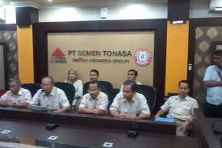 Direktur Utama PT Semen Tonasa, Unggul Attas bersama jajarannya menggelar konfrensi pers terkait kebakaran pabriknya, Kamis (20/8/2015) sore.