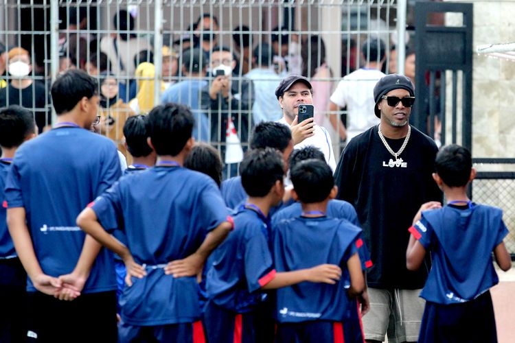 Ronaldinho saat coaching clinic dalam rangkaian Trofeo Meet The Star bersama 25 anak di Unggul Sport Center Malang, Minggu (26/6/2022) sore.