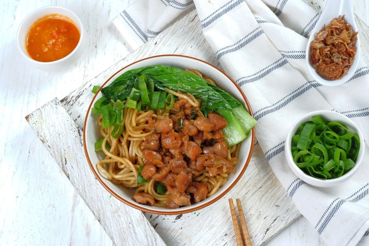 Mie yamin manis menggunakan mie telur kecil dan kenyal, disajikan bersama kuah kaldu dan kecap manis. 