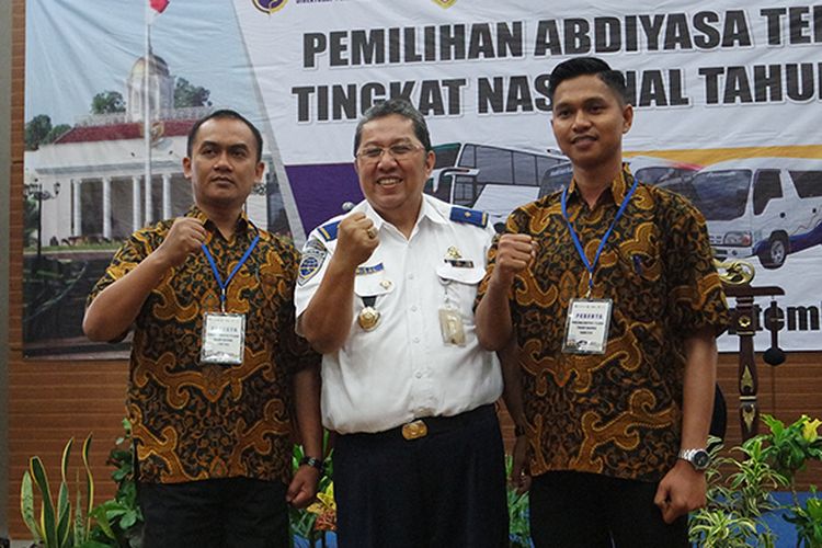Direktur Pembinaan Keselamatan Perhubungan Darat Kementerian Perhubungan Mohamad Risal Wasal bersama peserta Pemilihan Abdiyasa Teladan Tingkat Nasional 2018 pada 24-28 September 2018 di Sentul, Bogor.