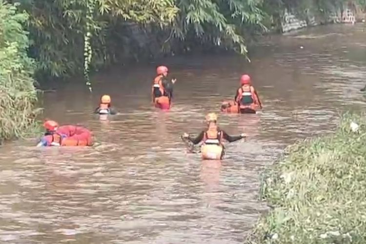 Petugas tengah melakukan pencarian korban bocah yang hilang terseret arus sungai di Banyuwangi, Jawa Timur, Senin (16/5/2025) 