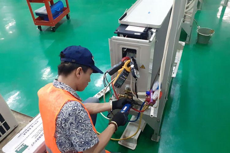 Salah satu siswa SMK peserta pelatihan sedang menjajal sendiri proses pemasangan AC.
