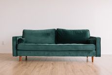 Cara Membersihkan Sofa Bahan Beludru agar Bersih dan Awet