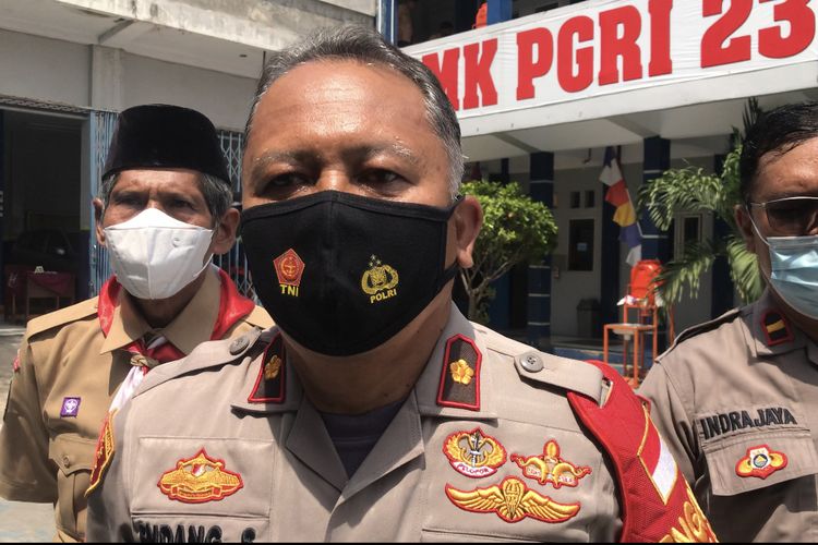 Kapolsek Jagakarsa, Kompol Endang Sukmawijaya dan jajarannya beserta Kepala Sekolah SMK PGRI 23, Mansur M. Saat ditemui wartawan, Rabu (6/10/2021) siang.