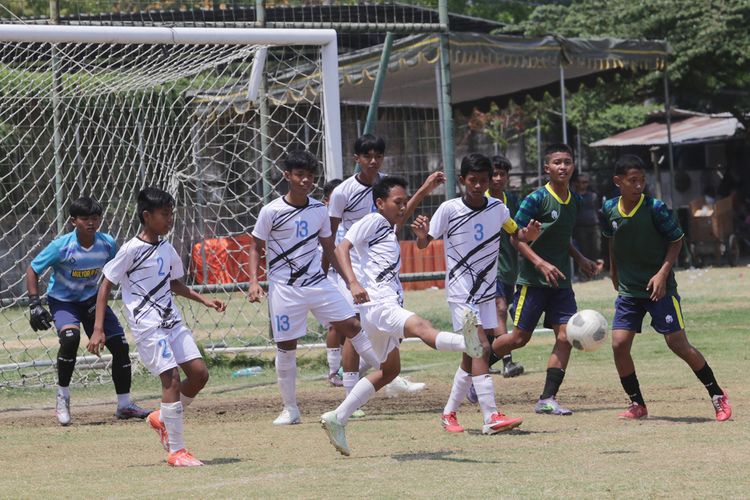 Untuk menyemarakkan Piala Dunia U17 2023 Indonesia, sebanyak 31 tim sepak bola kampung di Surabaya mengikuti turnamen antar kecamatan yang berlangsung di Lapangan Sepak Bola Jambangan dan Lapangan Sepak Bola Mulyorejo Kota Surabaya, Jawa Timur, 23-30 Oktober ini.