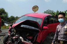 Mobil Hancur Ditabrak Kereta Api, Sopir Berusia 61 Tahun Lolos dari Maut