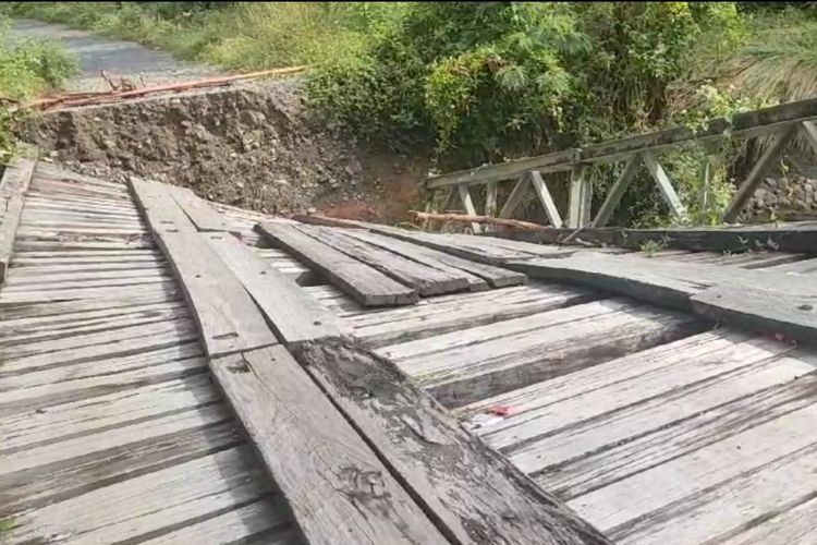 Sebuah jembatan di Desa Kaibobu, Kabupaten Seram Bagian Barat, Maluku ambruk setelah diterjang banjir pada Selasa (4/6/2024) malam