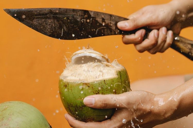 100 gram air kelapa muda hanya mengandung sekitar 17 kalori.