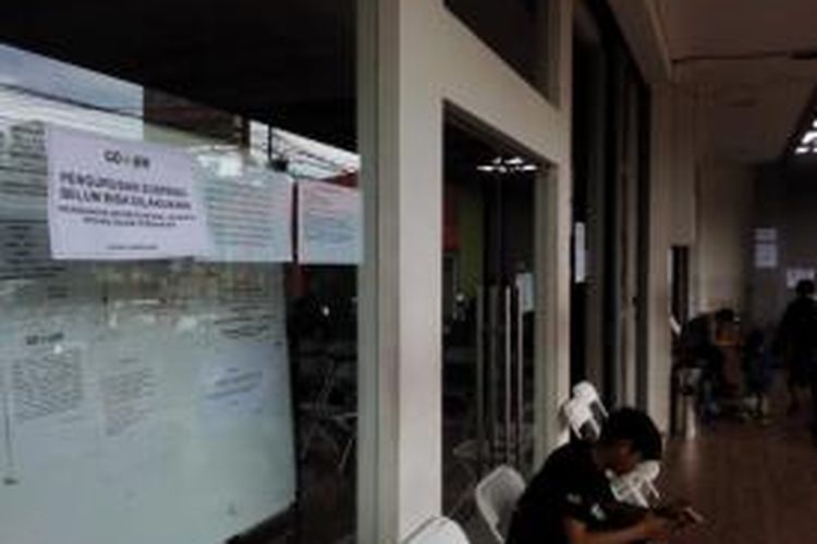 Sejumlah pengemudi Go-jek saat berkumpul di depan Kantor Go-jek Bandung,Jalan BKR (Lingkar Selatan), Kota Bandung, Jum'at (18/12/2015). Para pengemudi mengaku keberatan dengan keputusan Kementrian Perhubungan yang melarang ojek atau taksi berbasis aplikasi beroperasi.