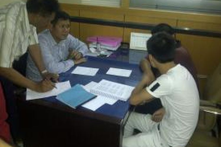 Kantor Imigrasi di Malang mengamankan 13 WNA asal China. Mereka diketahui tidak membawa dokumen lengkap.Rabu (1/10/2014).