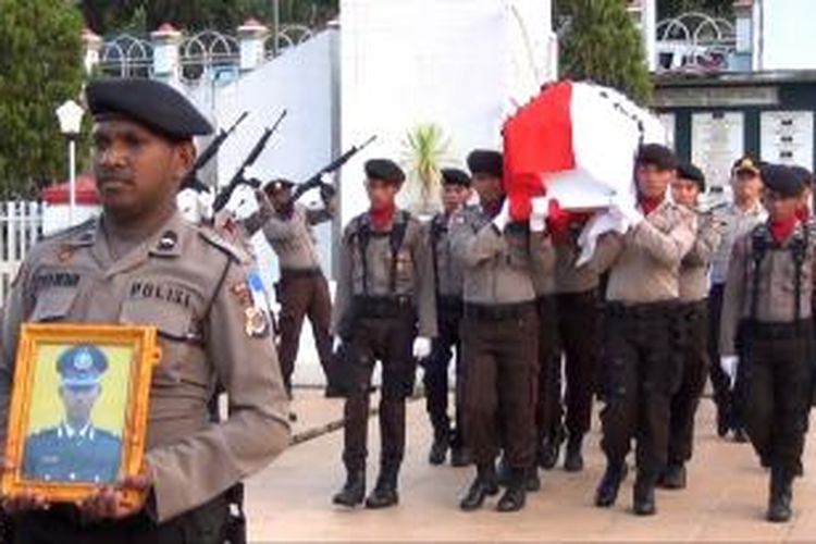 Jenasah Briptu Anumerta Zulqifli Putra saat akan dimakamkan di Taman Makam Pahlawan Kusuma Trikora, Waena Jayapura, Selasa (29/7/2014). Briptu Anumerta Zulqifli anggota Polres Lanny Jaya tewas ketika diserang kelompok sipil bersenjata di Kampung Nambume, Distrik Pirime, Lanny Jaya, Senin kemarin 