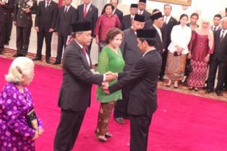 Presiden Joko Widodo menganugerahkan gelar pahlawan pada lima pejuang Indonesia melalui ahli warisnya. Upacara penganugerahan gelar pahlawan itu digelar di Istana Negara, Jakarta, Kamis (5/11/2015).