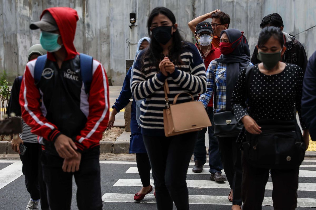 Warga menggunakan masker saat beraktivitas di jalan Prof. DR. Satrio, Jakarta Selatan, Senin (6/4/2020). Kebijakan wajib masker itu  tertuang dalam Seruan Gubernur Daerah Khusus Ibu Kota Jakarta Nomor 9 Tahun 2020 Tentang Penggunaan Masker Untuk Mencegah Penularan Corona Virus Disease (Covid-19).