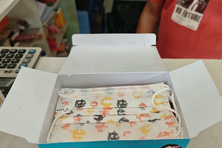 Kabut Asap Karhutla Selimuti Samarinda, Permintaan Masker Anak di Apotek Melonjak