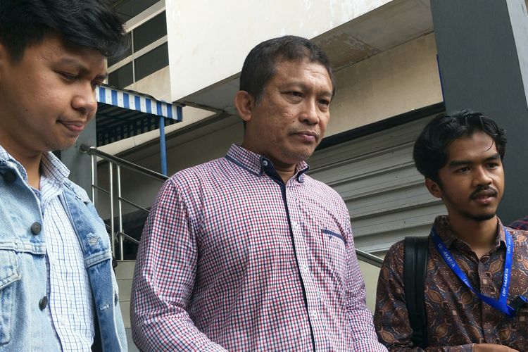 Tetangga penyidik senior KPK Novel Baswedan, Yasri Yudha Yahya (tengah), melaporkan politikus PDI-P Dewi Tanjung ke Polda Metro Jaya, Minggu (17/11/2019).