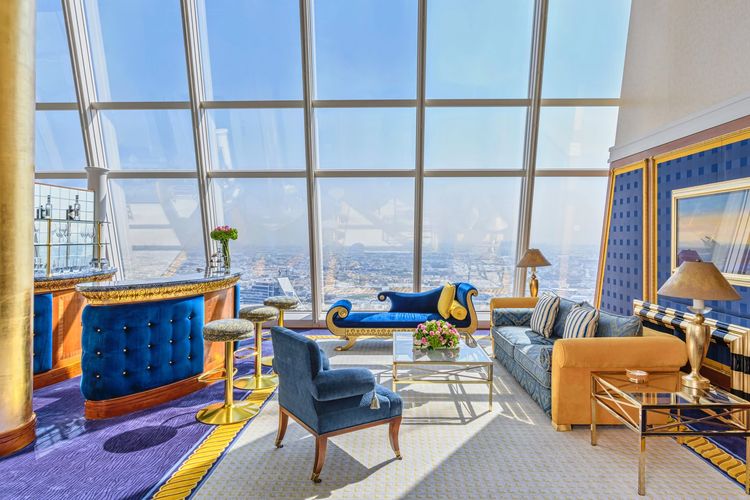 Duplex Club Suite di Hotel Burj Al Arab di Dubai. Hotel ini akan tutup selama 18 bulan (1,5 tahun) untuk renovasi besar. Penutupan ini pertama kalinya sejak tahun 1999.