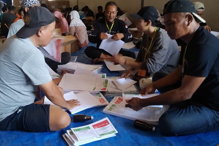 Proses pelipatan surat suara pemilu di Banyuwangi. Hingga Selasa (16/1/2024), ditemukan 6.841 lembar surat suara yang rusak dan ada kemungkinan jumlahnya bertambah karena proses penyortiran dan pelipatan masih berlangsung.