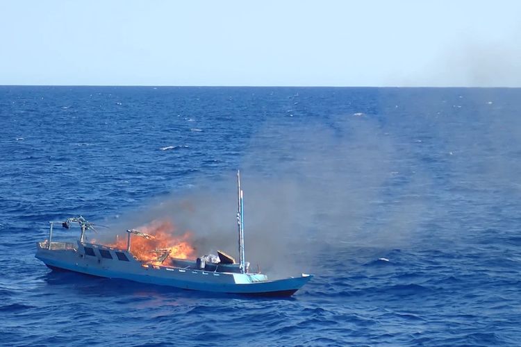 Perahu nelayan yang dipergoki kemudian dibakar di laut.