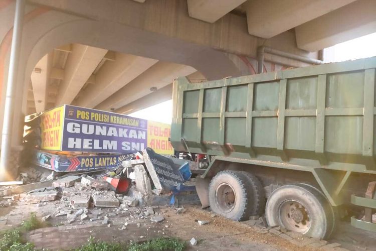 Kondisi pos polisi yang berada di bawah jembatan fly over Keramasan, Kecamatan Kertapati, Palembang, Sumatera Selatan rata dengan tanah usai dihantam truk pengangkut tanah, Rabu (22/5/2024).