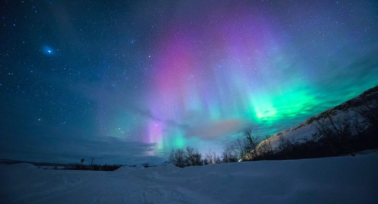 Badai Matahari Terbesar Memicu Aurora yang Intens